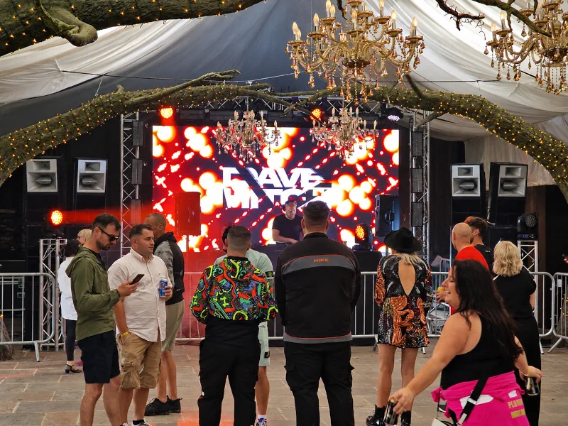 led-video-wall-hire-supporting-truss-structure